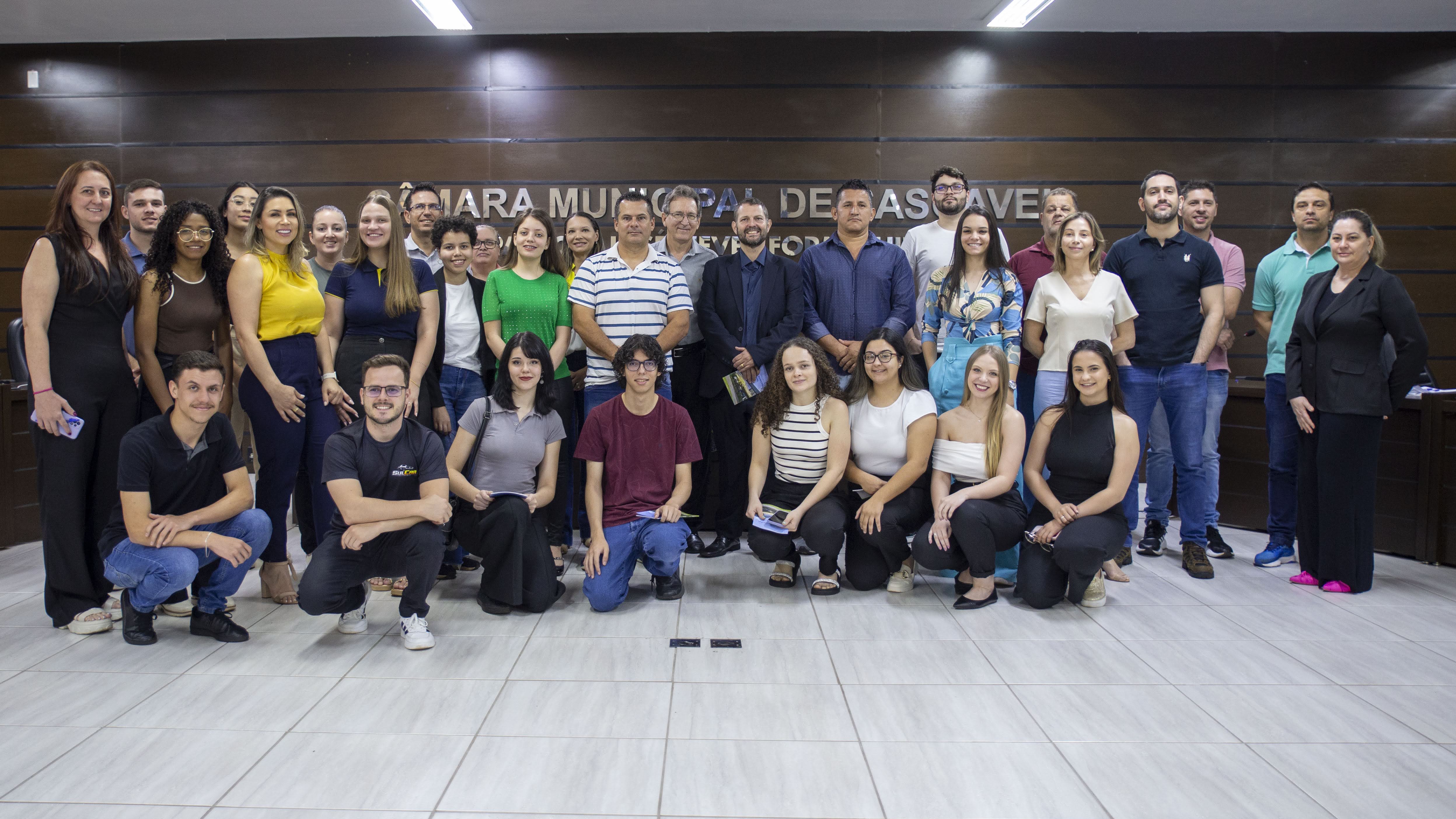 Grupo de acadêmicos de Direito, com o professor Odair (centro, de terno escuro) ao lado do vereador Contador Mazutti