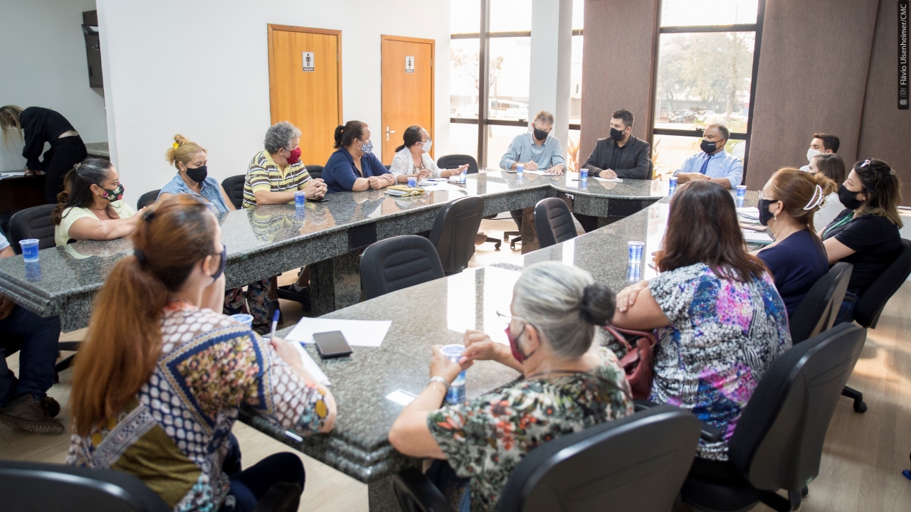 Reunião contou com os membros da comissão, o secretário Hudson e um grupo de artesãs da cidade