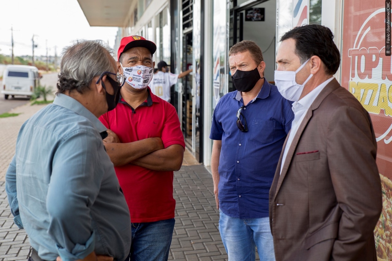 Da dir. para a esq.: Alécio, Soldado Jeferson e Policial Madril conversaram com comerciantes e lideranças do bairro