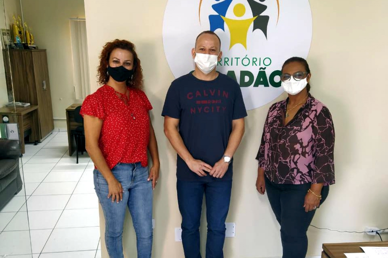 Beth Leal (dir.) durante a visita com sua assessora Cléo Debiazi (esq.); ao centro, o coordenador Robson Macanhão