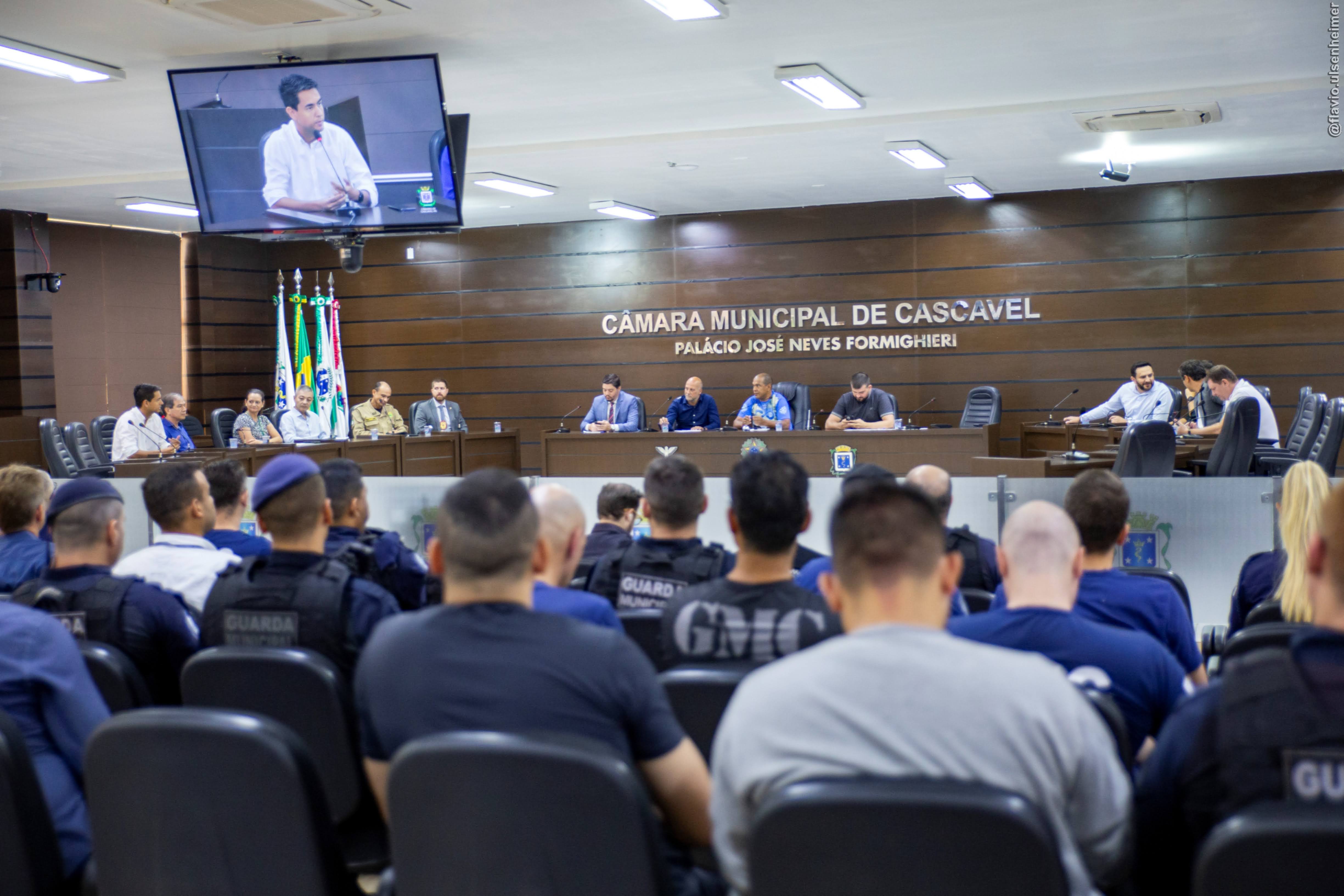 Guardas municipais acompanham o debate entre autoridades