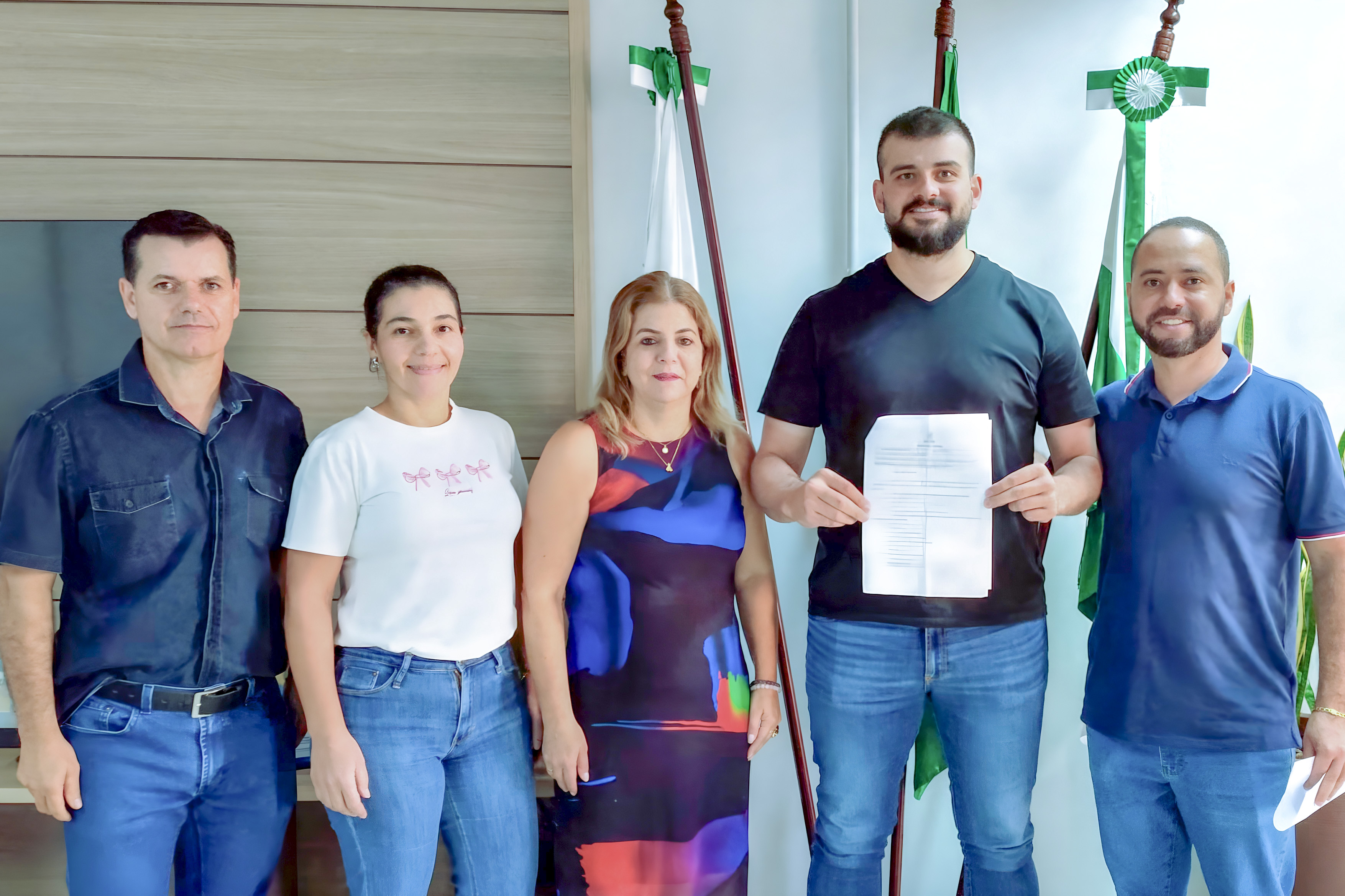 Fão do Bolsonaro (2º a partir da dir.) e Marcia Baldini (centro), acompanhados da equipe técnica