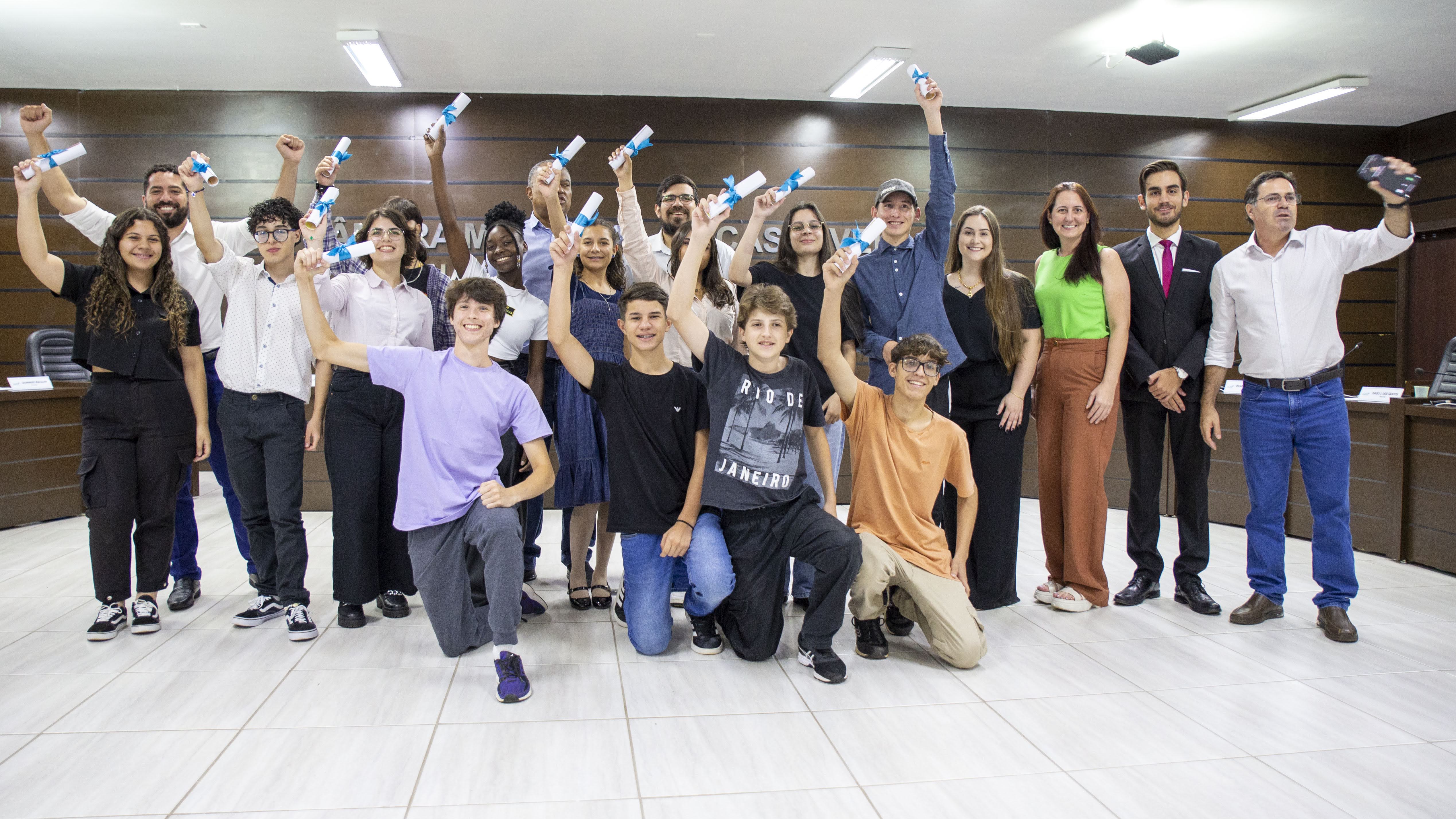 Vereadores jovens receberam diplomas pela participação no Programa Câmara Jovem