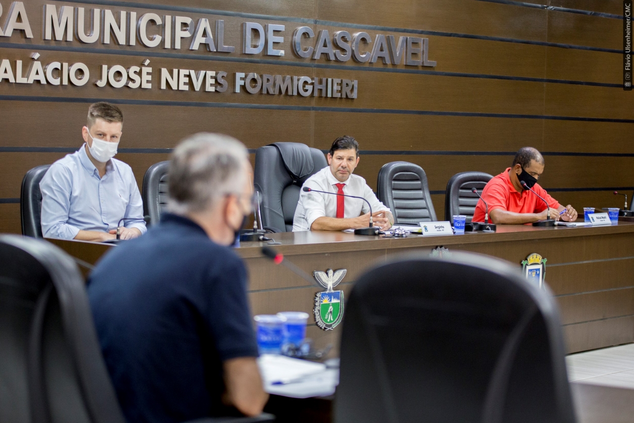 Serginho (centro), Pedro Sampaio (esq.) e Madril (dir.) ouvem o secretário Meyer Pereira