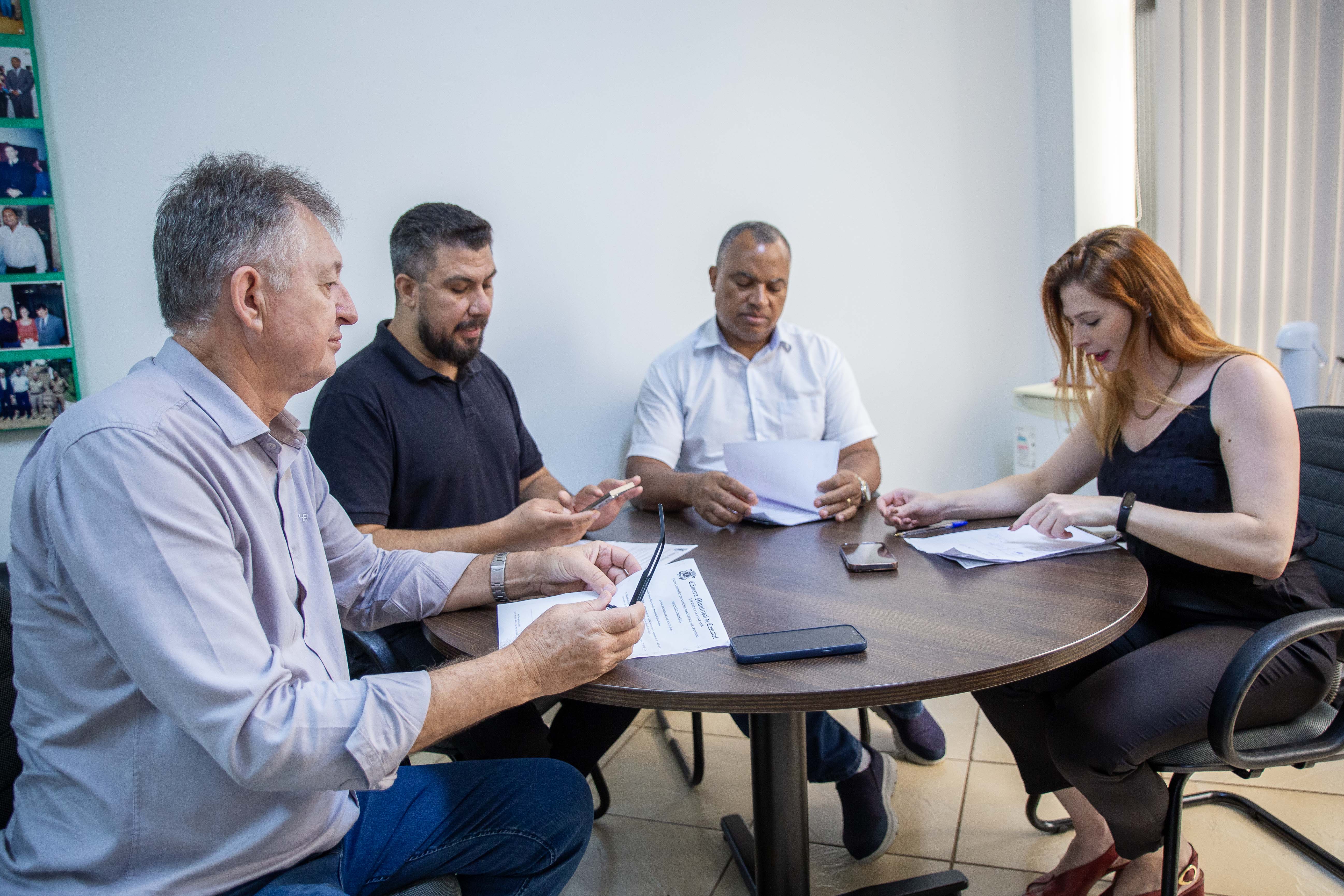 Da esq. para dir., vereadores Sadi, Edson e Cidão, e a assessora Larissa Valduga