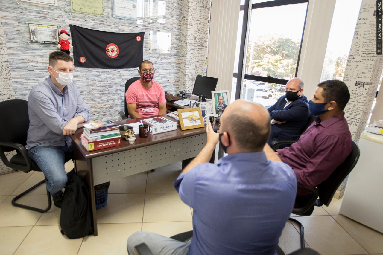 Madril (na mesa) e Pedro Sampaio (à esq.) recebem os representantes dos guardas municipais