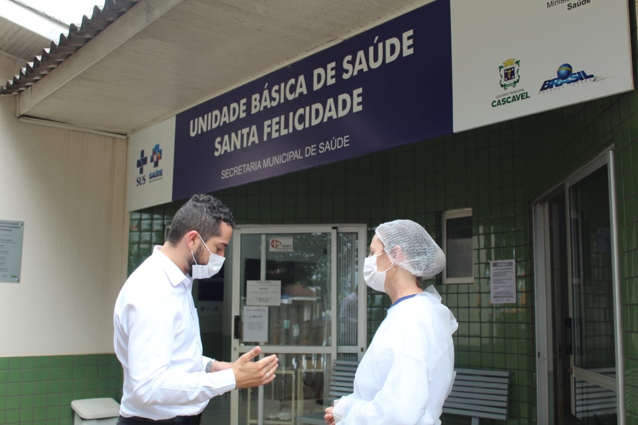 Tiago Almeida conversa com uma das profissionais que atua na UBS Santa Felicidade