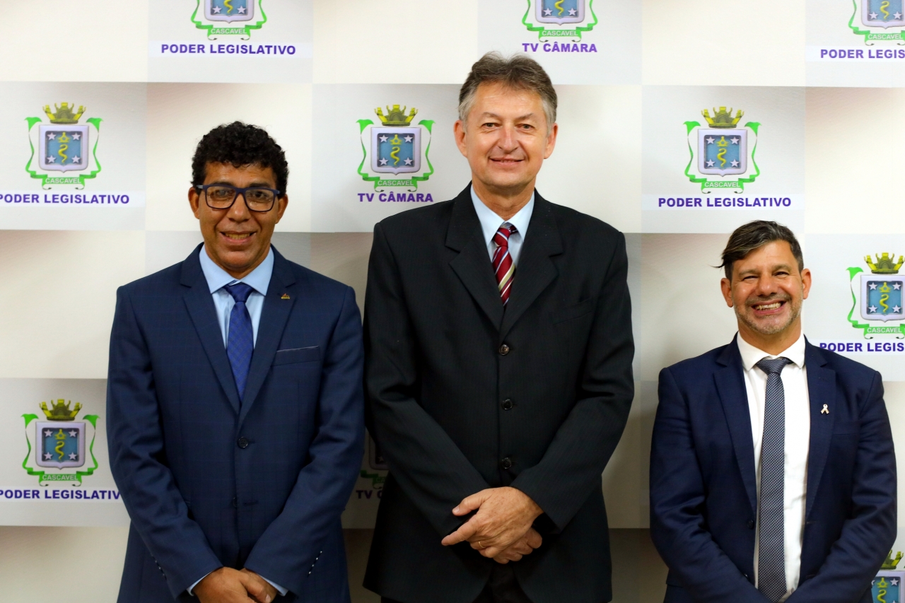 O presidente Sadi Kisiel (centro), o secretário Serginho Ribeiro (dir.) e Josias de Souza (esq.)