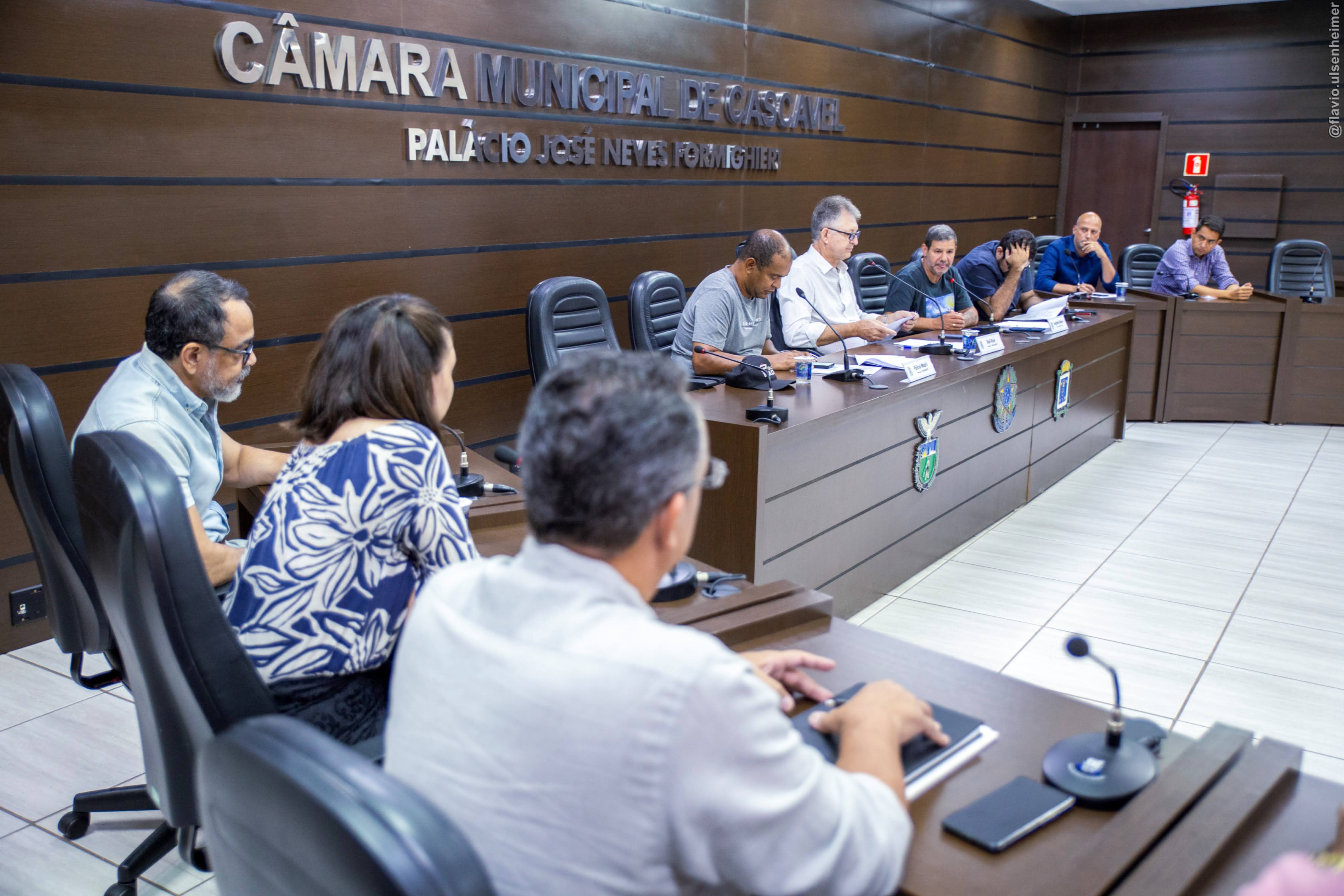 Da frente para o fundo, o secretário Joacir Cosma, a gerente Letícia Seibert, o contador Paulino Rodrigues, os vereadores da comissão Policial Madril, Sadi Kisiel e Serginho Ribeiro, o diretor Rafael Lenon e os vereadore